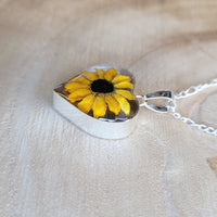 Kette mit herzförmigen Anhänger, Sonnenblume, Silberschmuck (.925er), 45cm, mit echter Blüte/Blume, Harz