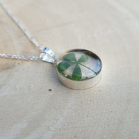 Kette mit rundem Anhänger, Kleeblatt, Silberschmuck (.925er), 45cm, mit echter Blüte/Blume, Harz