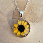 Kette mit rundem Anhänger, Sonnenblume, Silberschmuck (.925er), 45cm, mit echter Blüte/Blume, Harz